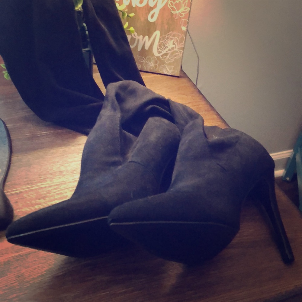 This High Black Microsuede Strech Boots!